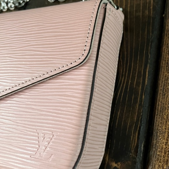 EUC Louis Vuitton Epi Pochette Felice. Rose Ballerine. Silver removeable chain. - Picture 5 of 16